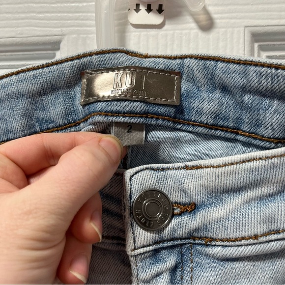 RARE Kut from the Kloth Rachel Mom Jean Pleated Front Light Wash Blue Denim - Picture 7 of 11